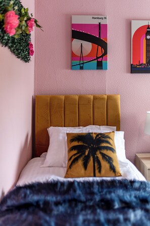 Iron/ironing board, WiFi, bed sheets