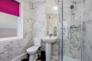 Haartrockner, Handtücher, Seife, Toilettenpapier