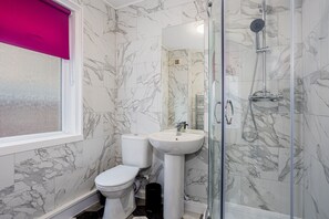 Haartrockner, Handtücher, Seife, Toilettenpapier