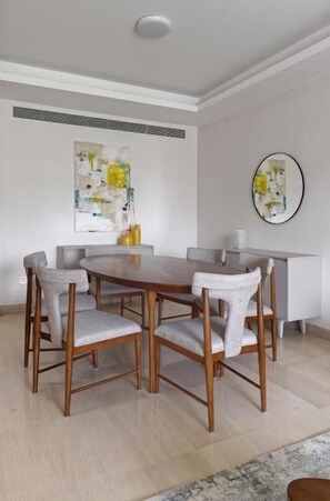 Apartamento luxo, 2 quartos, vista para a cidade | Opções para refeição no quarto