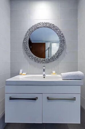 Superior-Apartment, 2 Schlafzimmer, Stadtblick | Badezimmer