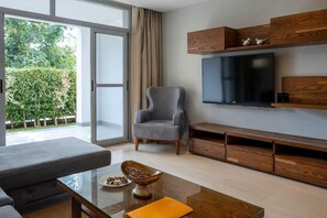 Apartamento clássico, 2 quartos, vista para a cidade | Área de estar | Netflix, serviços de streaming