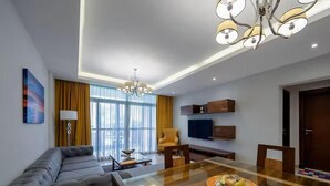 Departamento superior, 2 habitaciones, vista a la ciudad | Área de sala de estar | Netflix y servicios de streaming 