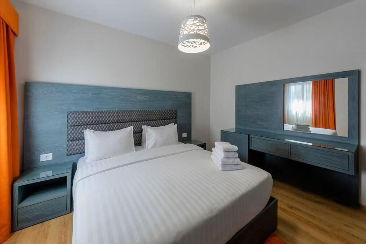 Departamento superior, 2 habitaciones, vista a la ciudad | Sábanas de algodón egipcio, ropa de cama de alta calidad y wifi gratis 
