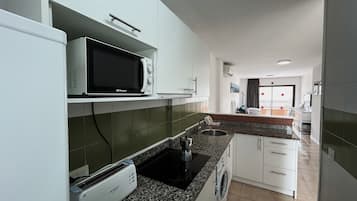 Apartamento familiar, 2 habitaciones, vistas a la piscina, en una planta alta | Cocina básica privada | Frigorífico grande, microondas, placa de cocina y tostadora