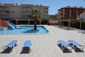 Outdoor pool, open 10:00 AM to 7:00 PM, sun loungers