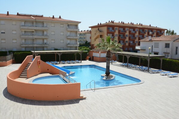 Outdoor pool, open 10:00 AM to 7:00 PM, sun loungers