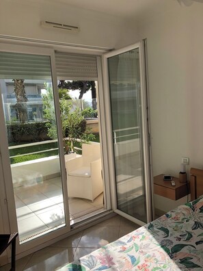 1 habitación, tabla de planchar con plancha, wifi gratis y ropa de cama 