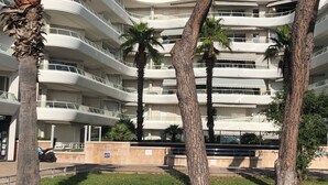 A multi-story hotel with balconies, palm trees, and a sign reading "LES HIPPOCAMPS". - SEAFRONT: T2 * * * , GARAGE, AIR-CONDITIONING, WI-FI (Frejus)