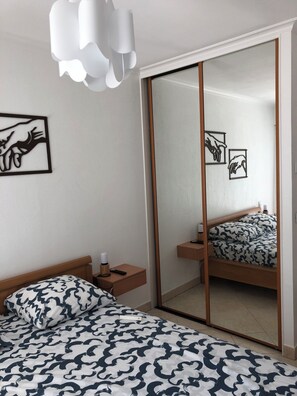 1 habitación, tabla de planchar con plancha, wifi gratis y ropa de cama 