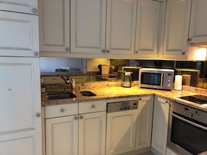 Refrigerador, microondas, horno, lavavajillas