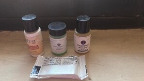 Douche, sèche-cheveux, serviettes fournies, savon
