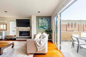 TV, fireplace - Walk to MCG | Luxury Richmond Townhouse (Richmond)