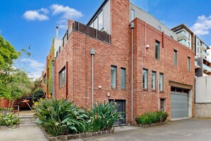 Exterior - Townhouse -luxury 15 minute walk MCG (Richmond)