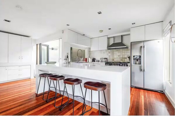 Fridge, oven, stovetop, dishwasher