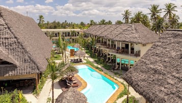 2 outdoor pools