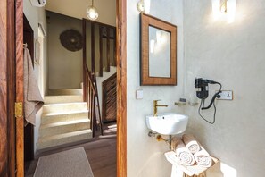 Villa Deluxe, 1 cama de matrimonio grande con sofá cama, vistas al mar | 1 dormitorio, caja fuerte, escritorio