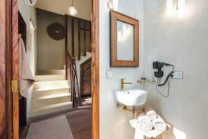 Villa Deluxe, 1 cama de matrimonio grande con sofá cama, vistas al mar | 1 dormitorio, caja fuerte, escritorio
