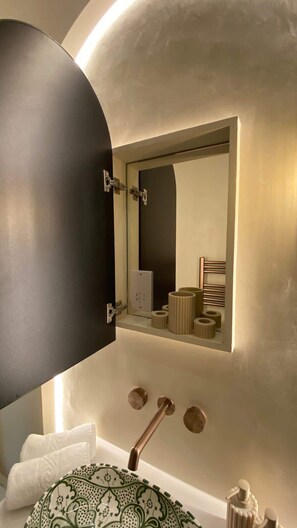 Dusj, miljøvennlige toalettsaker, hårføner og håndklær