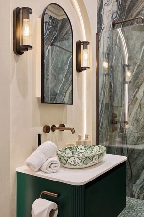 Regadera, amenidades de baño ecológicas, secadora de cabello, toallas 