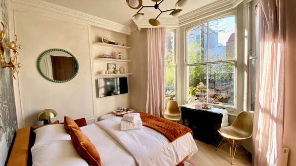 Escritorio, tabla de planchar con plancha, wifi gratis y ropa de cama