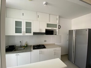 Private kitchen - Brand new apartment, 2Hb,A/C, swimming pool, gymnasium (Piura)