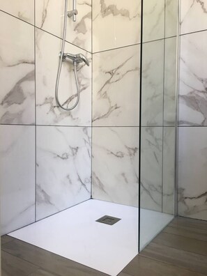 Hårføner, håndklær, såpe og toalettpapir