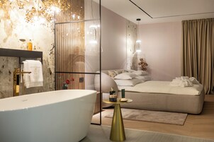 Deluxe Double Room with Bathtub, City View | Cofres nos quartos, cortinas blackout, quartos à prova de som
