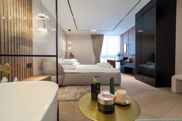 Deluxe Double Room with Bathtub, City View
