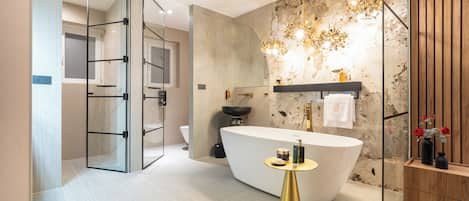 Deluxe Double Room with Bathtub, City View | Caja de seguridad en la habitación y decoración personalizada