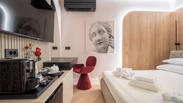 Deluxe Double Room, City View | In-room safe, individually decorated, individually furnished