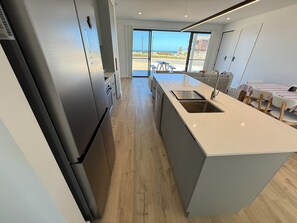 Oven, dishwasher, toaster, cookware/dishes/utensils - Zion on Yorkes-2 bedroom downstairs unit - Off peak special! (Edithburgh)