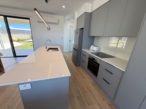 Zion on Yorkes-2 bedroom downstairs unit - Off peak special!