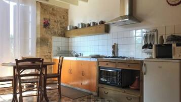 Een koelkast, een magnetron, een oven, een kookplaat