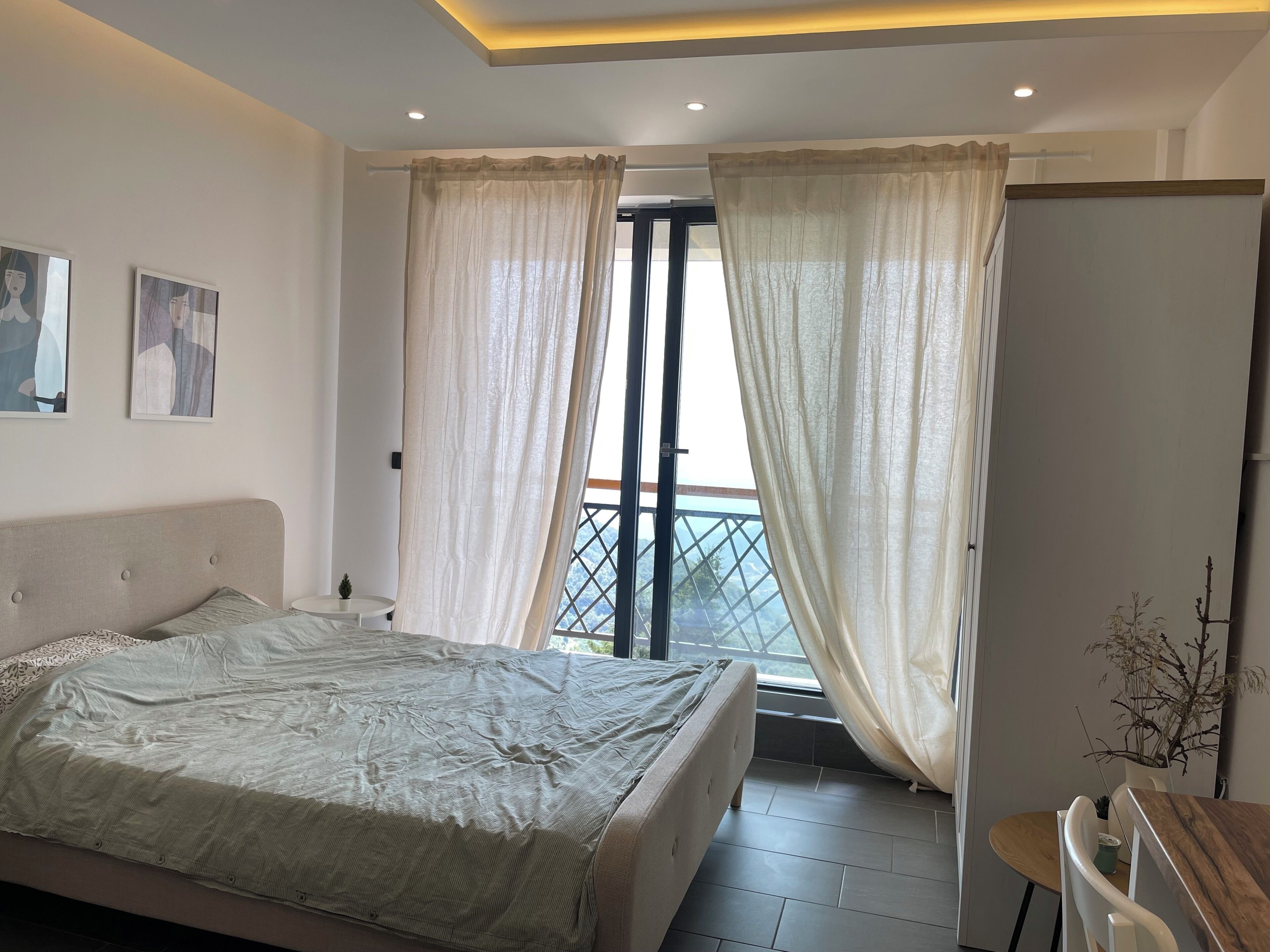 2 عدّة غرف نوم وتجهيزات عازلة للصوت