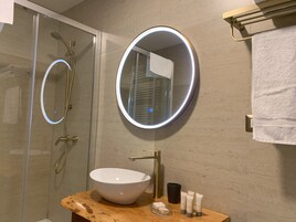 Suite, vistas al mar | Baño | Ducha, secador de pelo, toallas y jabón