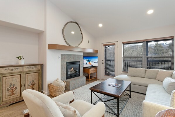 콘도, 침실 3개 | 거실 공간 | 스마트 TV