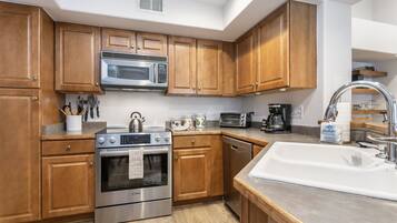 Refrigerador, horno, cafetera/tetera, tostadora