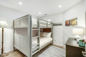 Condo, 3 phòng ngủ | 3 phòng ngủ, bàn, khu vực làm việc phù hợp cho laptop 