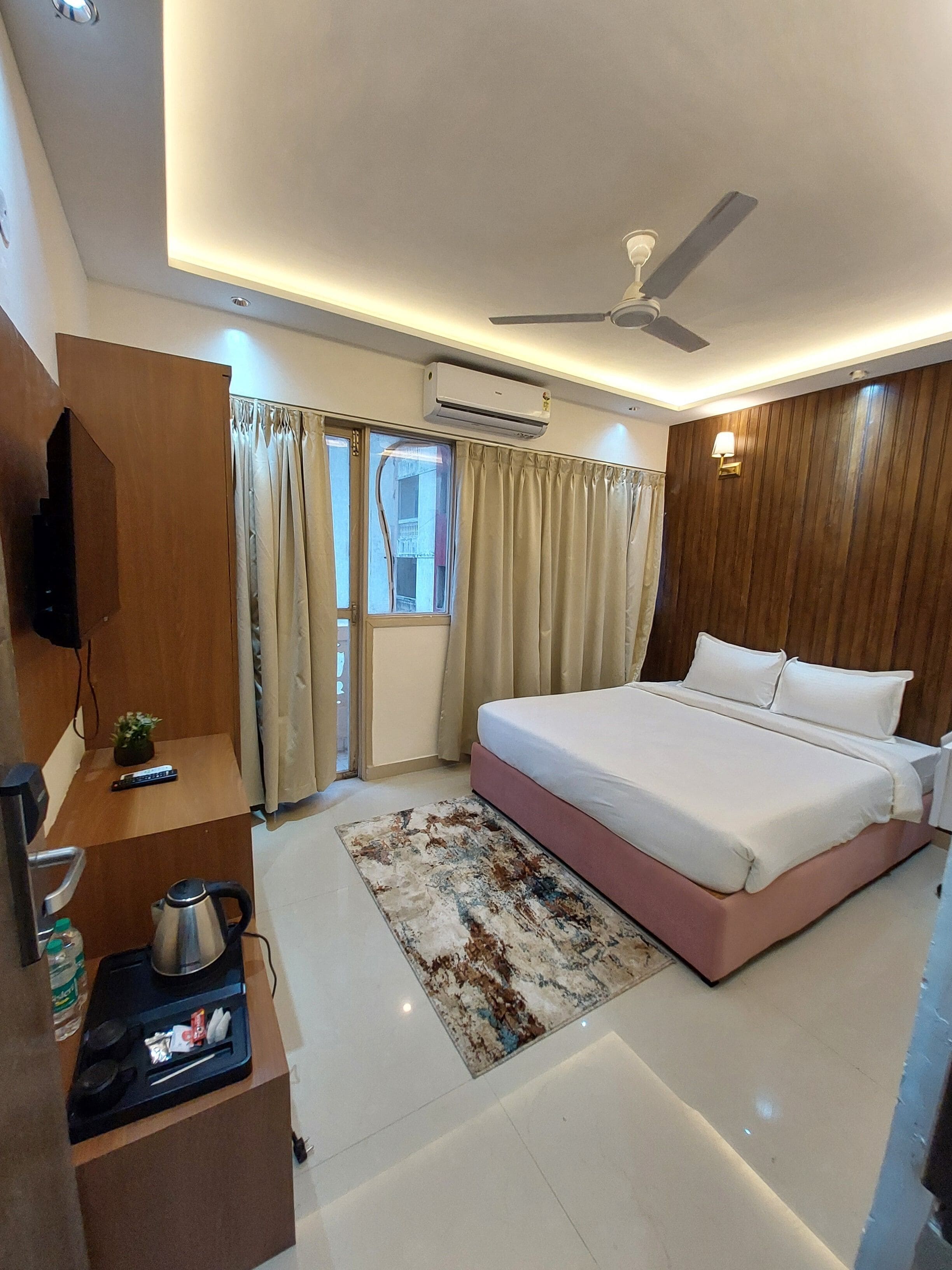Executive Deluxe Room | Minibar, desk, free WiFi, bed sheets