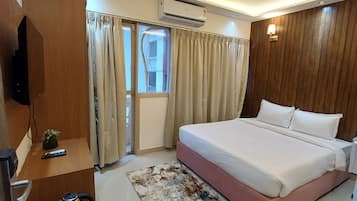 Executive Deluxe Room | Minibar, desk, free WiFi, bed sheets
