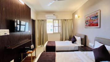 Twin Room | Minibar, desk, free WiFi, bed sheets