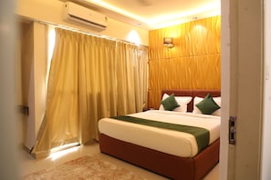 Minibar, desk, free WiFi, bed sheets