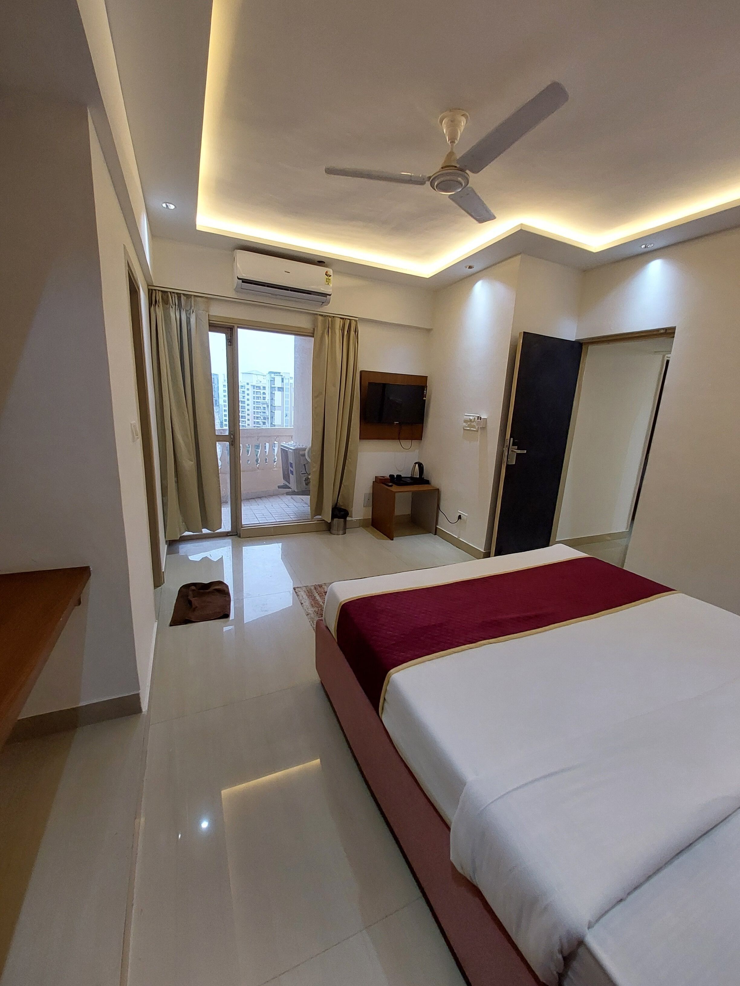 Executive Deluxe Room | Minibar, desk, free WiFi, bed sheets