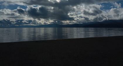 Aleandro Lakeview
Charming 1-bedroom apartment with AC, WiFi in fabulous Struga