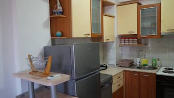 Frigorífic, microones, forn i placa de cuina
