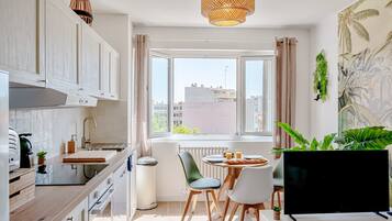 Een koelkast, een microgolfoven, een oven, een vaatwasser