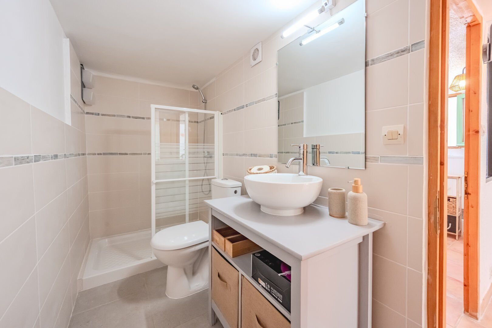 Shower, hair dryer, towels