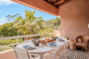 Outdoor dining - Duplex with terrace and parking close to the beach (Rayol-Canadel-sur-Mer)