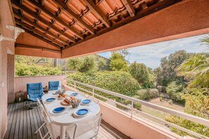 Outdoor dining - Duplex with terrace and parking close to the beach (Rayol-Canadel-sur-Mer)